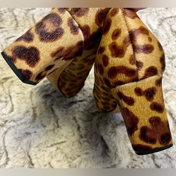 Mark Fisher Zala Pump Calf Hair Leopard Print Block Heel
Size 7.5 - Picture 3 of 6